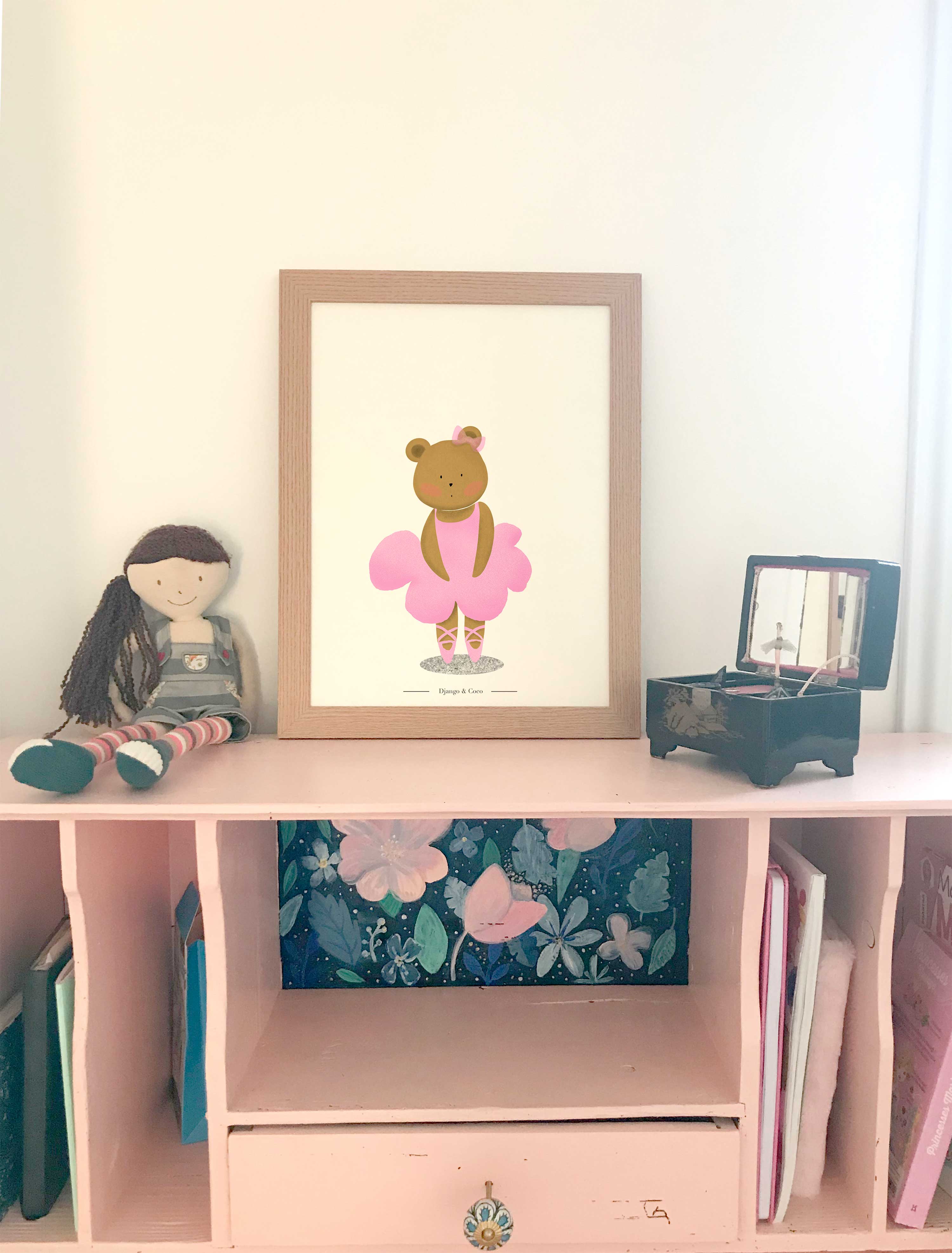 affiche d'un ours ballerine encadrée dans une chambre de fille rose