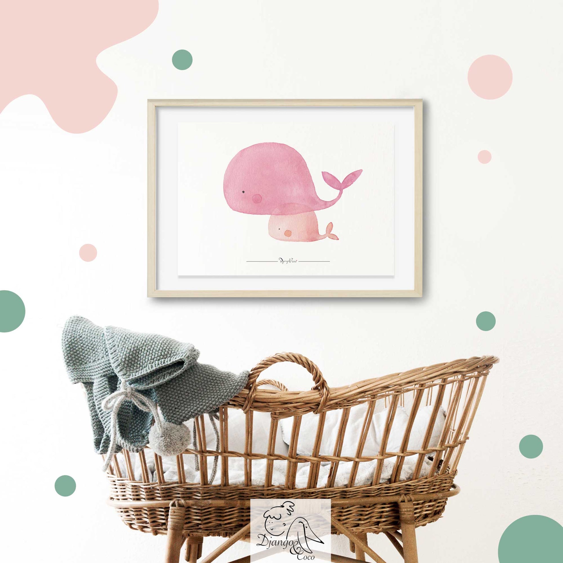 chambre avec lit bébé et cadre baleines aquarelle rose